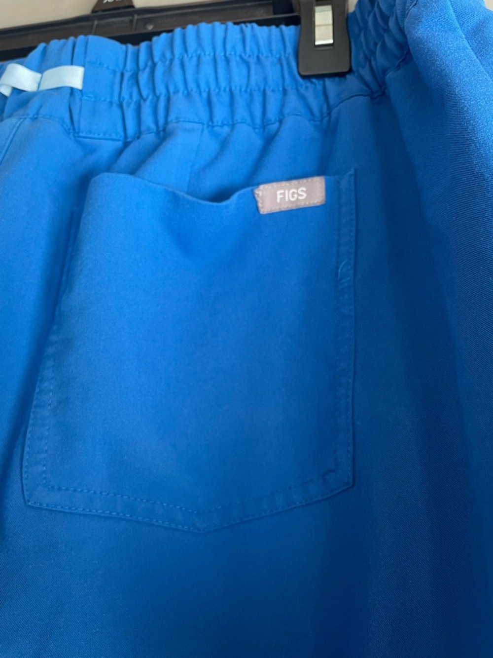 Figs Royal Blue Cargo Jogger with Drawstring scrub.
Size L petite - Picture 10 of 11